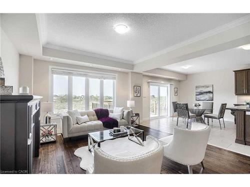 238 Nashville Circle, Hamilton, ON - Indoor Photo Showing Living Room