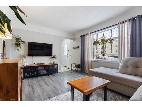 50 Columbia Street W, Waterloo, ON - Indoor Photo Showing Living Room