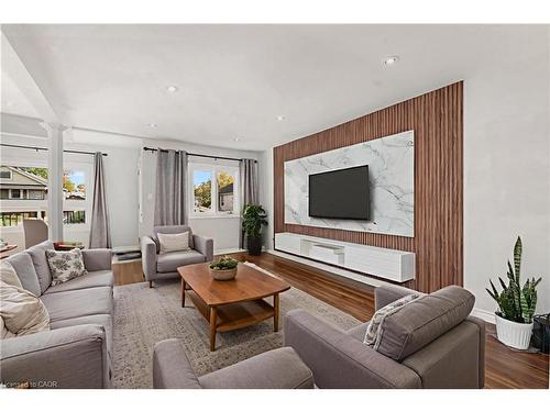 233 Normanhurst Avenue, Hamilton, ON - Indoor Photo Showing Living Room