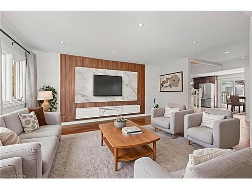 233 Normanhurst Avenue, Hamilton, ON - Indoor Photo Showing Living Room