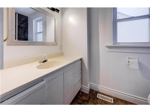 151 Courtland Avenue E, Kitchener, ON - Indoor Photo Showing Bathroom