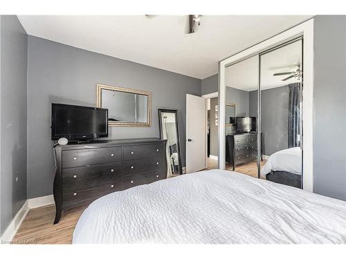 419 Talbot Street, Hamilton, ON - Indoor Photo Showing Bedroom