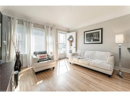 419 Talbot Street, Hamilton, ON - Indoor Photo Showing Living Room