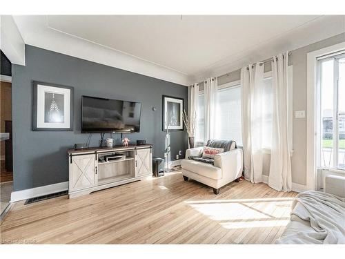419 Talbot Street, Hamilton, ON - Indoor Photo Showing Living Room