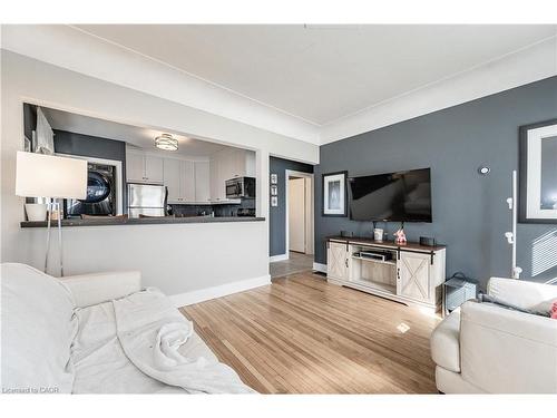419 Talbot Street, Hamilton, ON - Indoor Photo Showing Living Room