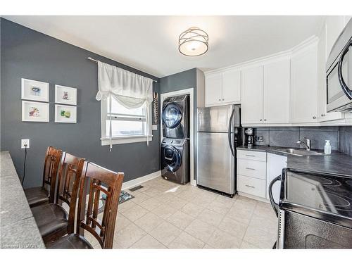 419 Talbot Street, Hamilton, ON - Indoor Photo Showing Kitchen