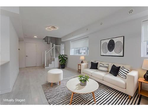 815-1133 Cooke Boulevard, Burlington, ON - Indoor Photo Showing Living Room