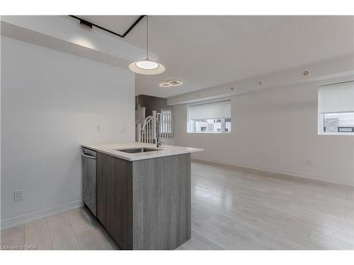 815-1133 Cooke Boulevard, Burlington, ON - Indoor Photo Showing Kitchen