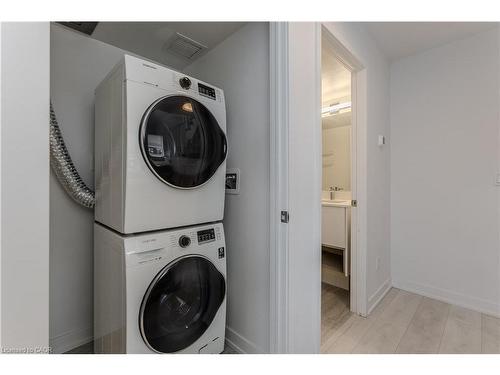 815-1133 Cooke Boulevard, Burlington, ON - Indoor Photo Showing Laundry Room