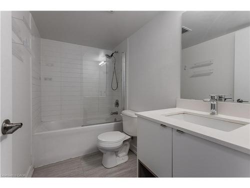 815-1133 Cooke Boulevard, Burlington, ON - Indoor Photo Showing Bathroom