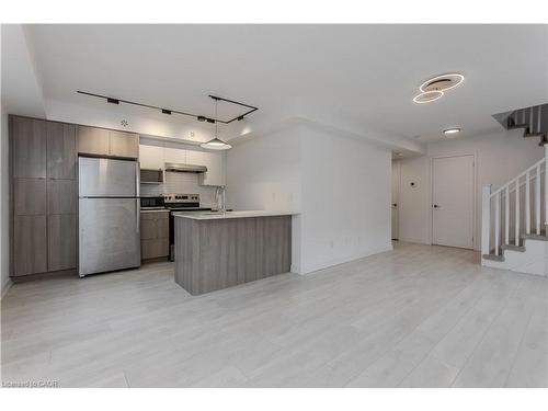 815-1133 Cooke Boulevard, Burlington, ON - Indoor Photo Showing Kitchen