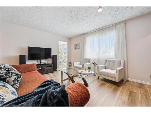 488 Heather Hill Place, Waterloo, ON - Indoor Photo Showing Living Room