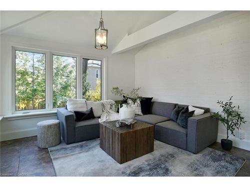 78 William Street W, Waterloo, ON - Indoor Photo Showing Living Room