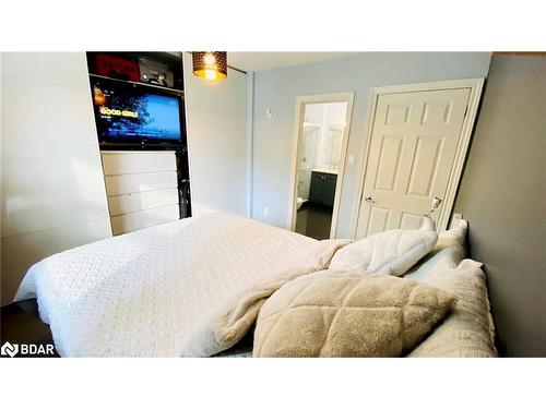 Main-1601 Sandgate Crescent, Mississauga, ON - Indoor Photo Showing Bedroom