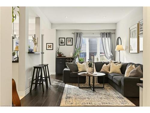 263 Pumpkin Pass, Hamilton, ON - Indoor Photo Showing Living Room