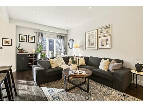 263 Pumpkin Pass, Hamilton, ON - Indoor Photo Showing Living Room