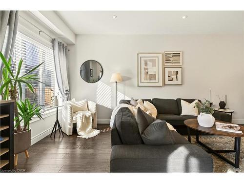 263 Pumpkin Pass, Hamilton, ON - Indoor Photo Showing Living Room