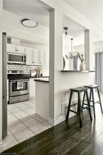 263 Pumpkin Pass, Hamilton, ON - Indoor Photo Showing Kitchen With Upgraded Kitchen