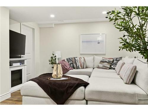 263 Pumpkin Pass, Hamilton, ON - Indoor Photo Showing Living Room
