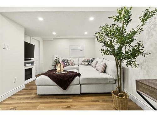 263 Pumpkin Pass, Hamilton, ON - Indoor Photo Showing Other Room