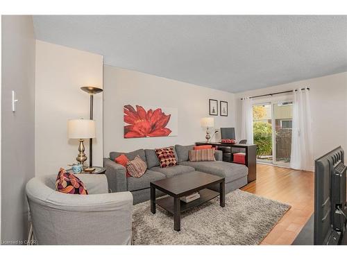 101-5061 Pinedale Avenue, Burlington, ON - Indoor Photo Showing Living Room