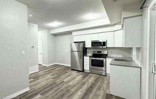 B19-1430 Highland Road W, Kitchener, ON - Indoor Photo Showing Kitchen