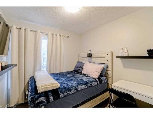 B19-1430 Highland Road W, Kitchener, ON - Indoor Photo Showing Bedroom