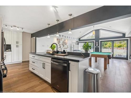 1099 Burnhamthorpe Road W, Oakville, ON - Indoor Photo Showing Kitchen With Upgraded Kitchen