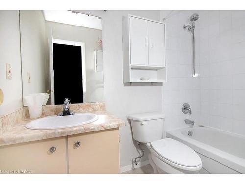 304-4209 Hixon Street, Beamsville, ON - Indoor Photo Showing Bathroom