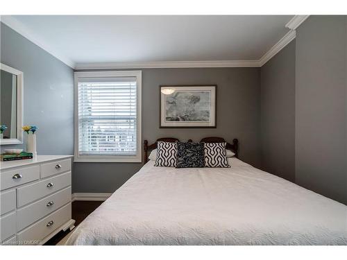 2069 Victoria Avenue, Burlington, ON - Indoor Photo Showing Bedroom