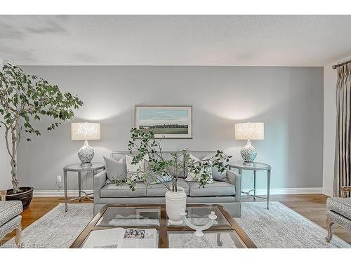 278 North Shore Boulevard E, Burlington, ON - Indoor Photo Showing Living Room