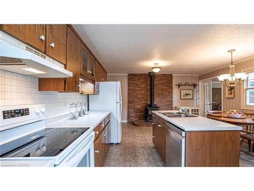 346 Head Street N, Strathroy, ON - Indoor Photo Showing Kitchen With Double Sink