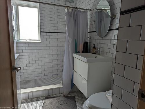 68 Roseview Avenue, Cambridge, ON - Indoor Photo Showing Bathroom