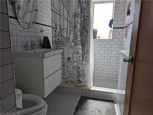68 Roseview Avenue, Cambridge, ON - Indoor Photo Showing Bathroom
