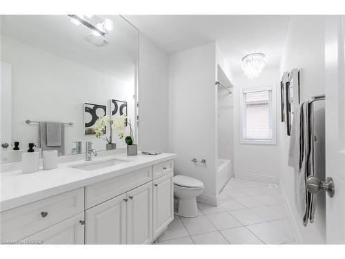 4617 Cornerstone Drive, Burlington, ON - Indoor Photo Showing Bathroom