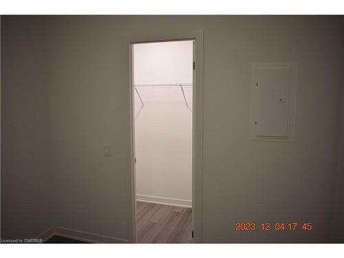516-405 Dundas Street W, Oakville, ON - Indoor Photo Showing Other Room