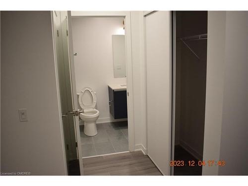 516-405 Dundas Street W, Oakville, ON - Indoor Photo Showing Bathroom