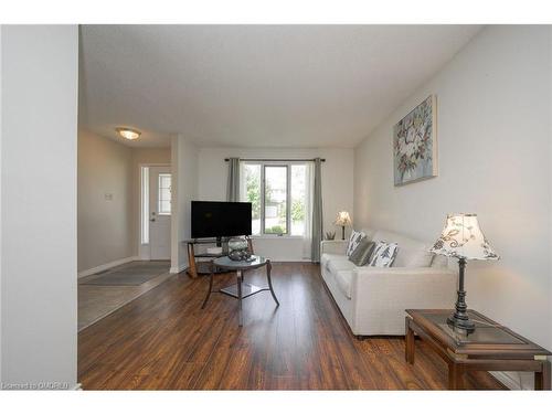 70 Aylmer Crescent, Stoney Creek, ON - Indoor Photo Showing Living Room