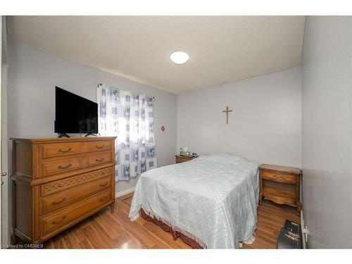 70 Aylmer Crescent, Stoney Creek, ON - Indoor Photo Showing Bedroom