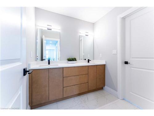 523 Fairway Road, Woodstock, ON - Indoor Photo Showing Bathroom