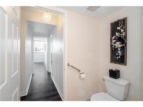 208-1230 Marlborough Court, Oakville, ON - Indoor Photo Showing Bathroom