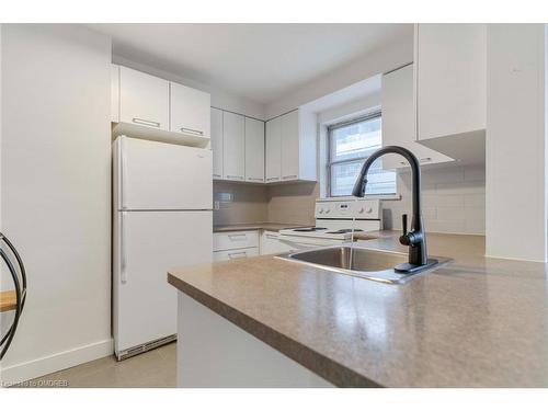 06-50 High Street E, Mississauga, ON - Indoor Photo Showing Kitchen