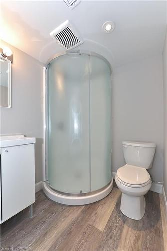 870 Queens Avenue, London, ON - Indoor Photo Showing Bathroom