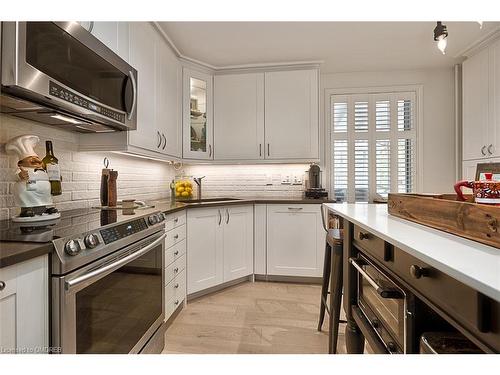 38 John Street S, Mississauga, ON - Indoor Photo Showing Kitchen With Upgraded Kitchen
