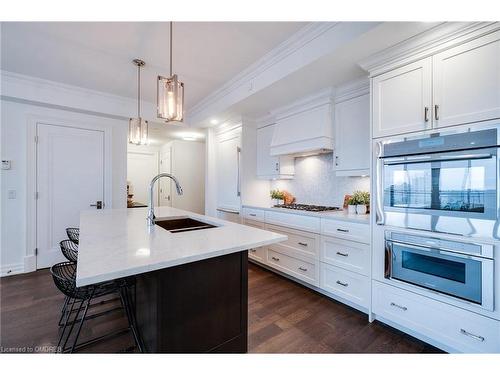 802-2060 Lakeshore Road, Burlington, ON - Indoor Photo Showing Kitchen With Upgraded Kitchen