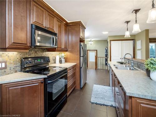 10180 Guelph Line, Milton, ON - Indoor Photo Showing Kitchen With Double Sink