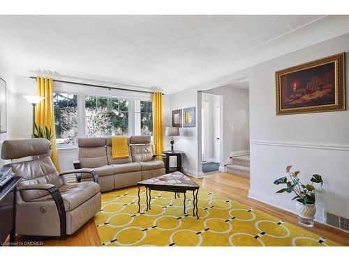 2219 Deyncourt Drive, Burlington, ON - Indoor Photo Showing Living Room