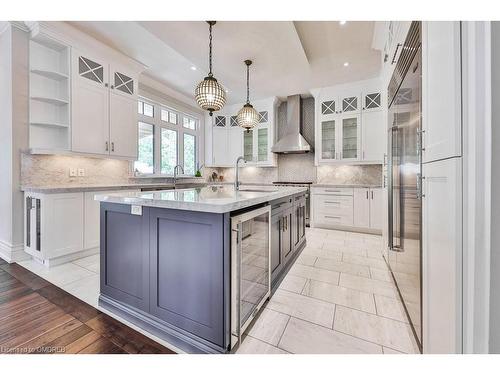 1035 Truman Avenue, Oakville, ON - Indoor Photo Showing Kitchen With Upgraded Kitchen