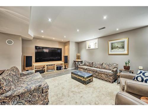 27 Weneil Drive, Freelton, ON - Indoor Photo Showing Living Room