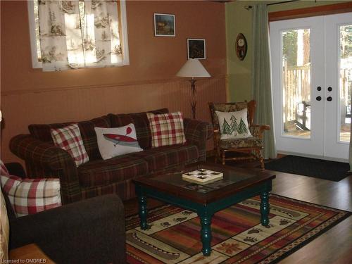 644 Bay Lake Road, Bancroft, ON - Indoor Photo Showing Living Room